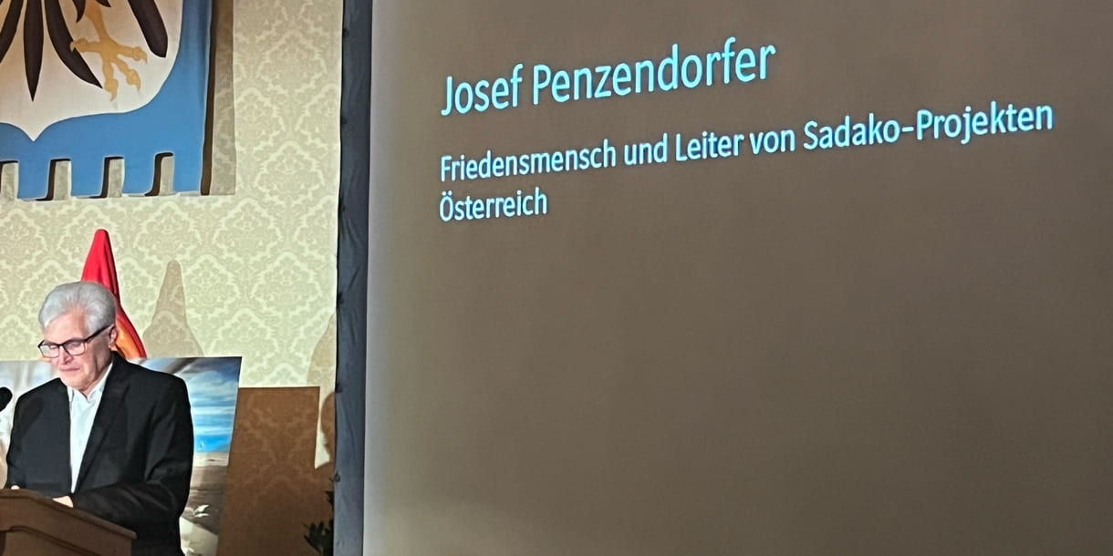 Josef Penzendorfer, pensionierter Lehrer der Mittelschule Seitenstetten Biberbach leitet verschiedene Sadako-Projekte udn berichtete darüber, unter anderem auch, dass Masahiro Sasaki, der überlebende Bruder, bei seinem Österreich-Aufenthalt die Schule besucht hatte
