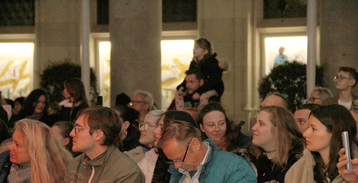 Um auch von weiter hinten gut sehen zu können - Schulterplatz