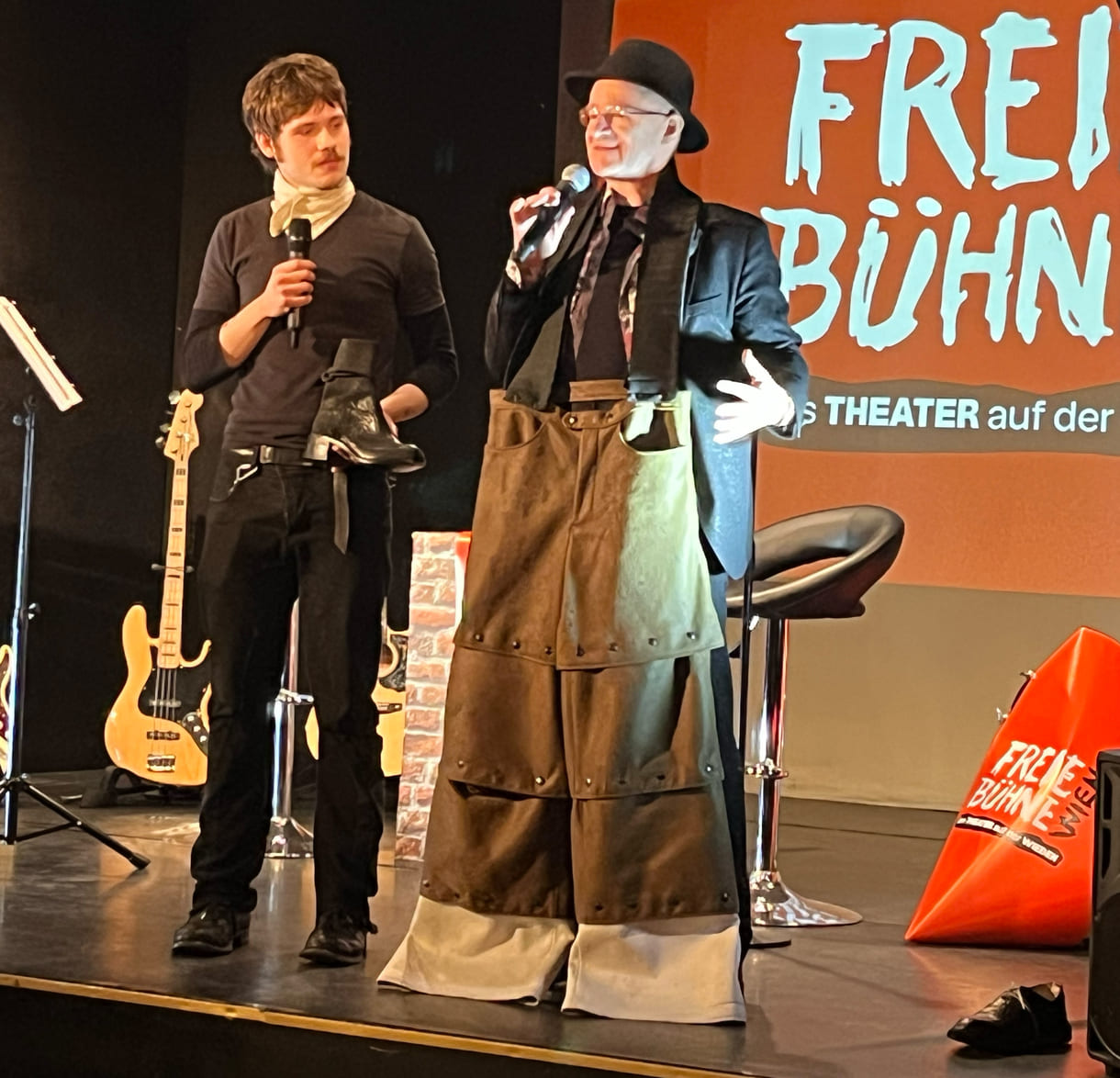 Schuhmacher Ludwig Max Laengauer und Gernot Kranner mit einer Hose der Modekünstlerin Milena Teodorova