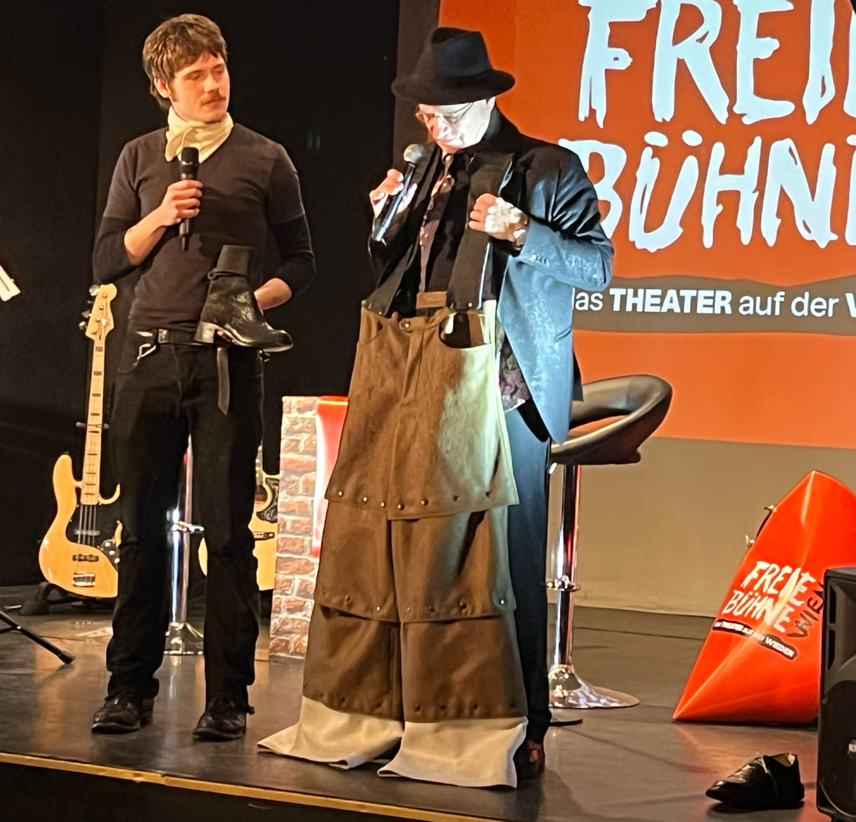 Schuhmacher Ludwig Max Laengauer und Gernot Kranner mit einer Hose der Modekünstlerin Milena Teodorova