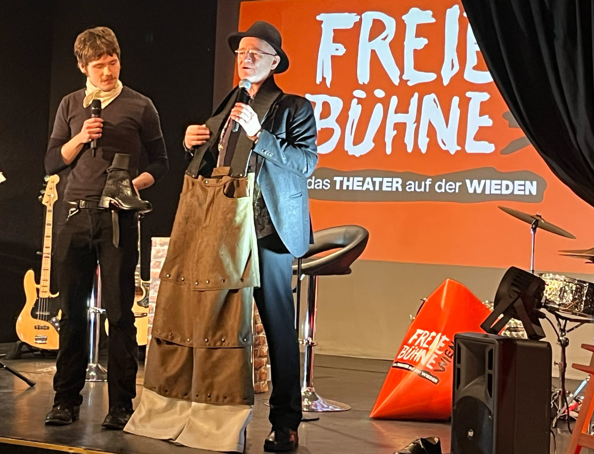 Schuhmacher Ludwig Max Laengauer und Gernot Kranner mit einer Hose der Modekünstlerin Milena Teodorova