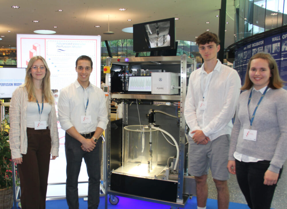 Josephine Gold, Avid Vormann, Philipp Sponer und Christina Schramböck zeigen und erklären ihren weltweit ersten Gefäß-Prothesen-Simulator