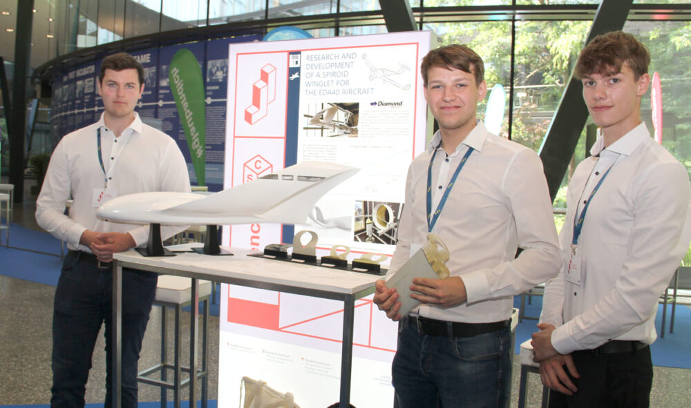 Luca Brandstätter, Daniel Hutterer und Bernhard Gupper rund um den von ihnen neu erfundenen Flugzeugflügel