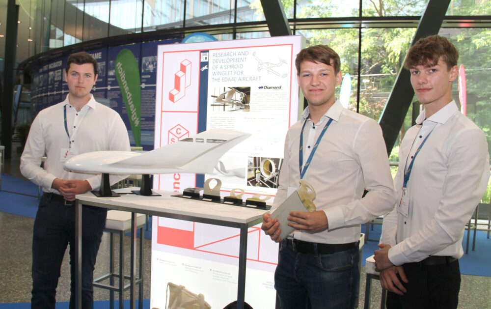 Luca Brandstätter, Daniel Hutterer und Bernhard Gupper rund um den von ihnen neu erfundenen Flugzeugflügel