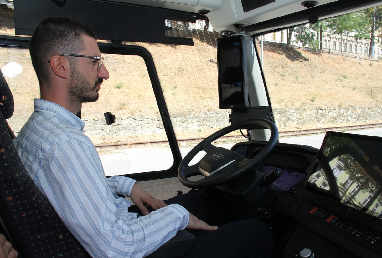 Sicher ist sicher - auch für das Gefühl von Fahrgäst:innen sitzt für den Notfall im Pilotbetrieb eine Person beim Lenkrad