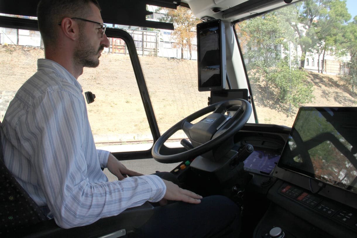 Sicher ist sicher - auch für das Gefühl von Fahrgäst:innen sitzt für den Notfall im Pilotbetrieb eine Person beim Lenkrad