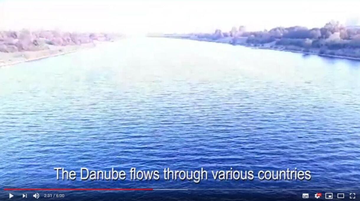 Screenshot aus dem Video von Hamzat, der die Donau als Symbol für Offenheit vielfach filmte