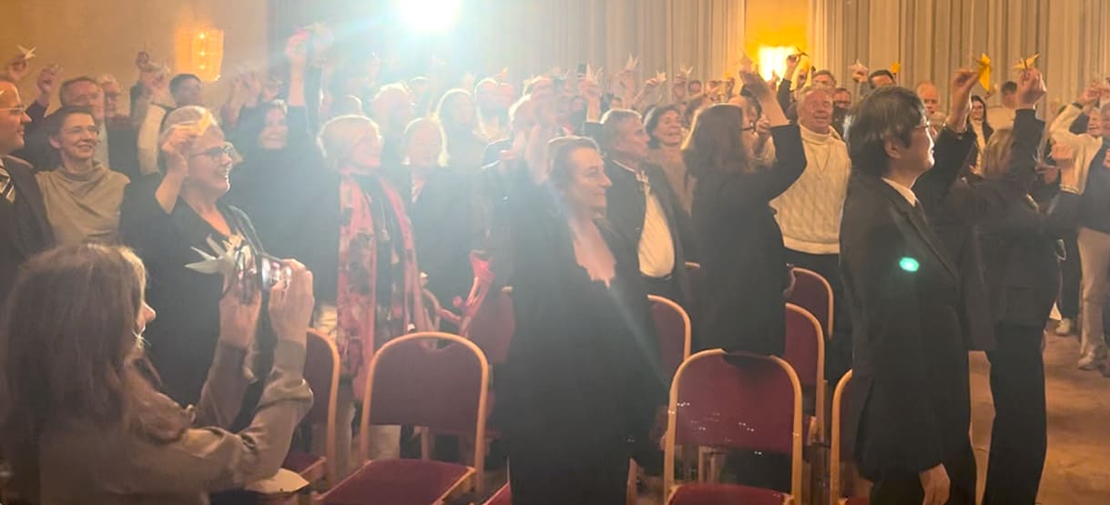 Die Teilnehmer:innen lassen die Kraniche fliegen