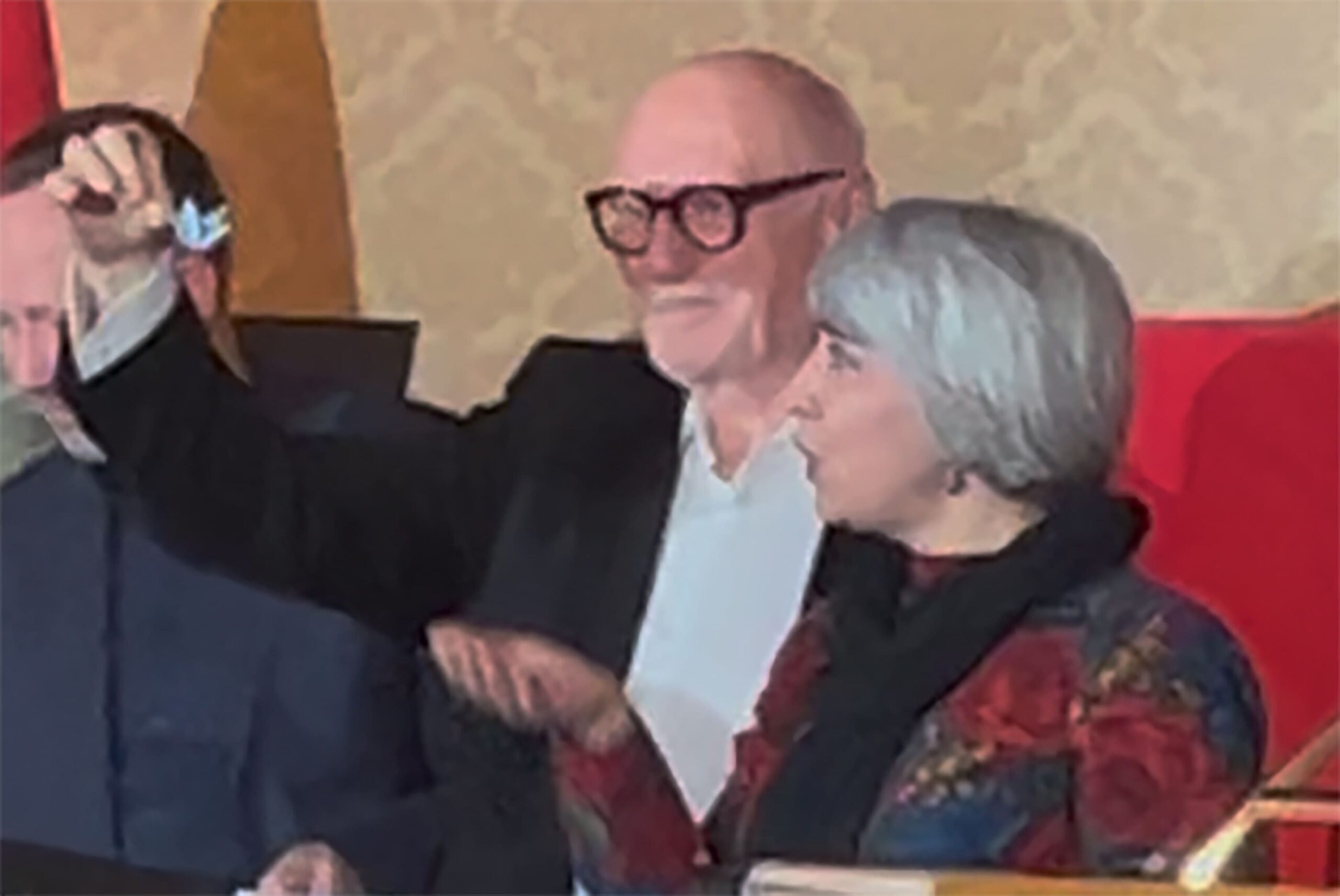 Bewegende Übergabe eines Kranichs aus dem Iran an den Initiator des internationalen Friedensfotopreises