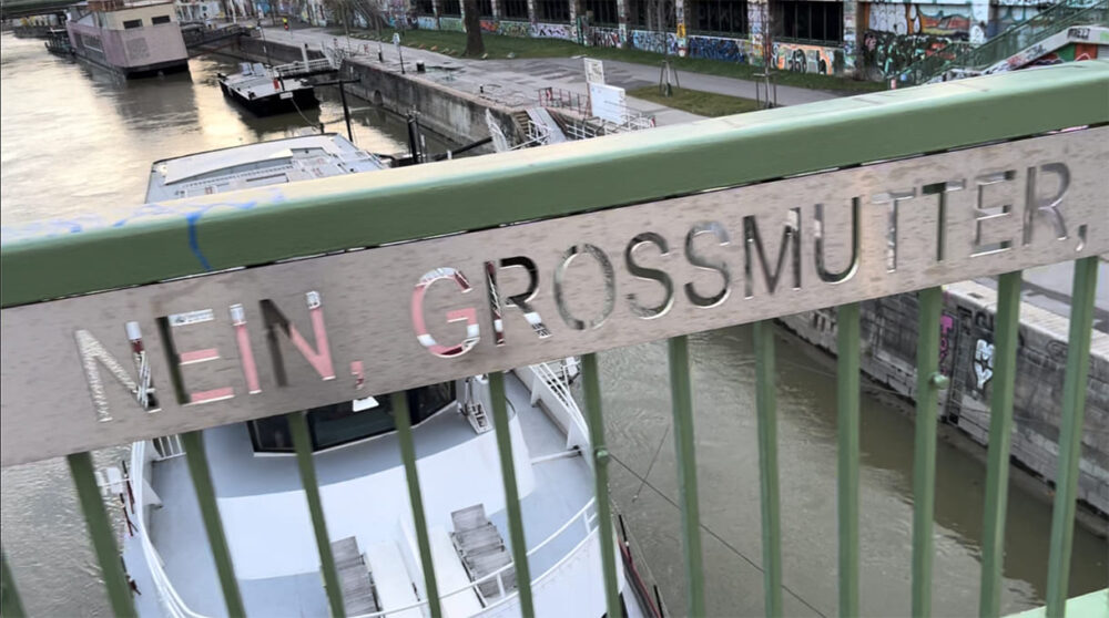 Screenshot aus dem Video mit Ilse Aichingers Gedicht "Winterantwort" in einer Installation auf der Schwedenbrücke (Wien)