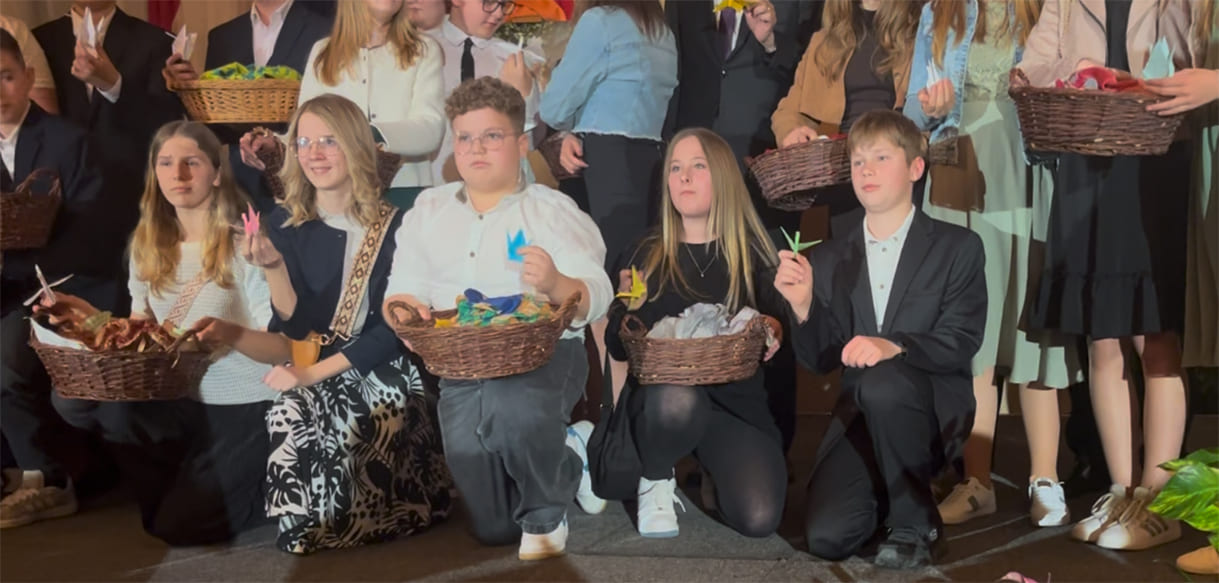 Screenshot aus Video - Schüler:innen auf der Bühne