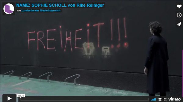 Schriftzug FREIHEIT an der Wand und die Solo-Schauspielerin: Startbild des Videos der Theater-Aufzeichnung "Name: Sophie Scholl"