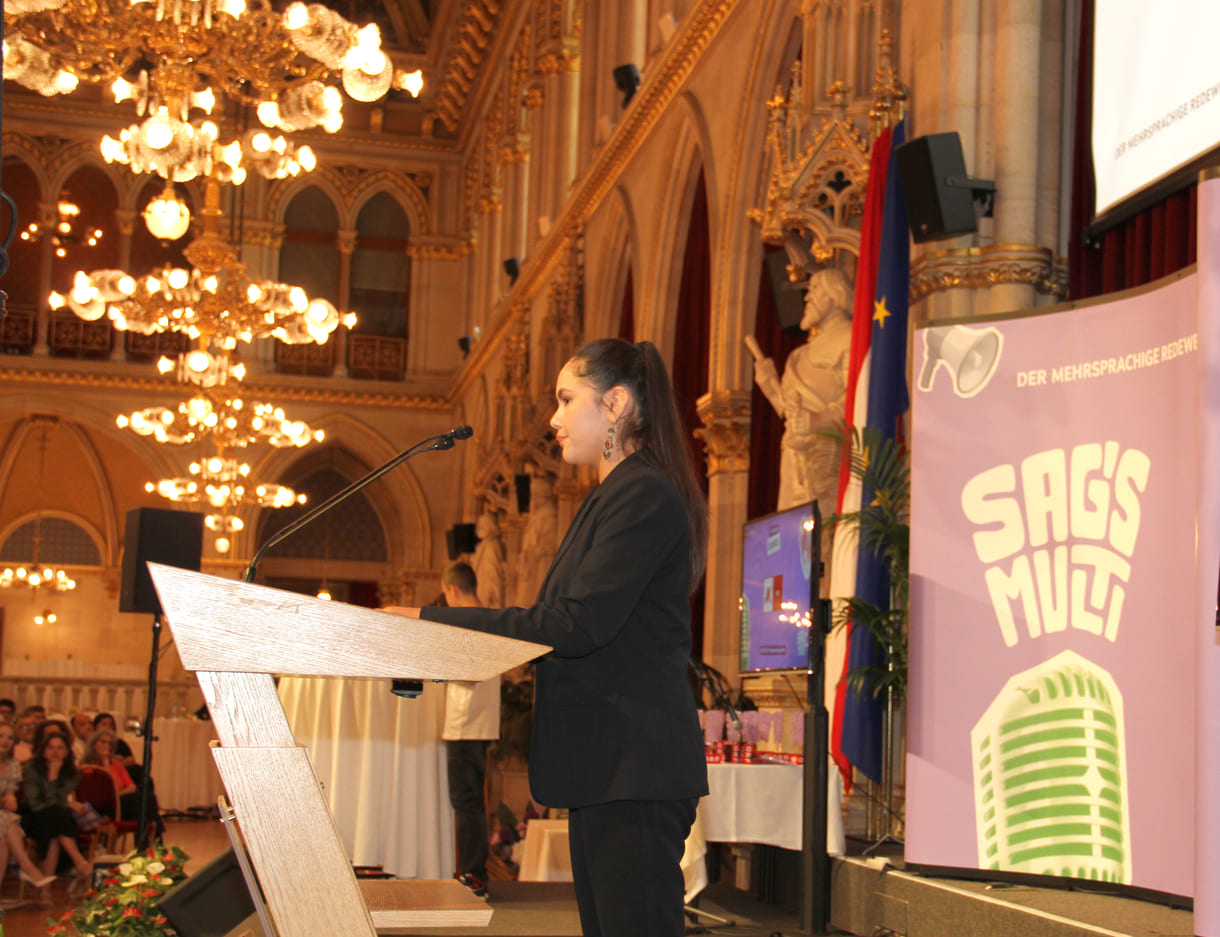 Sediqa Saeedi bei ihrer Rede im Festsaal des Wiener Rathauses