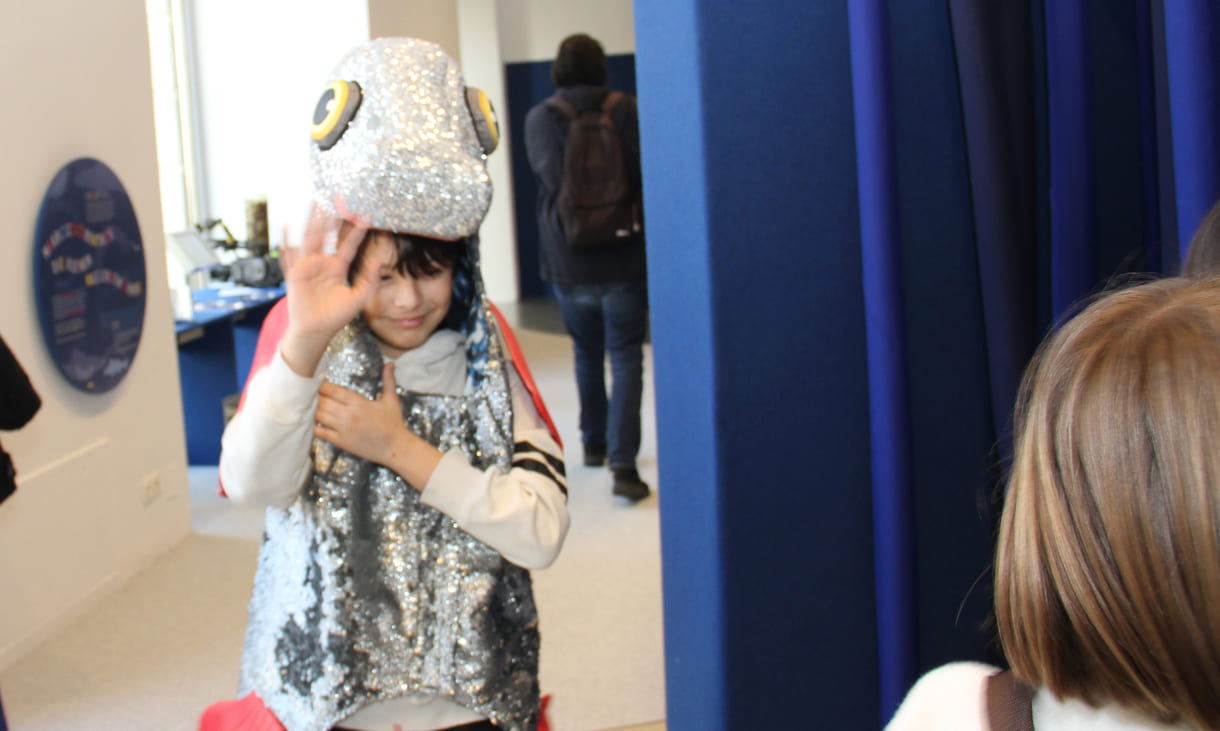 Inad im Kostüm eines Fisches namens Nase, das viele fälschlicherweise für ein Seepferdkostüm halten