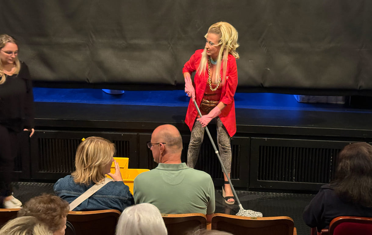 "Grete" (Manuela Seidl) beim Vor-Spiel, Boden vor der Bühne aufwischen