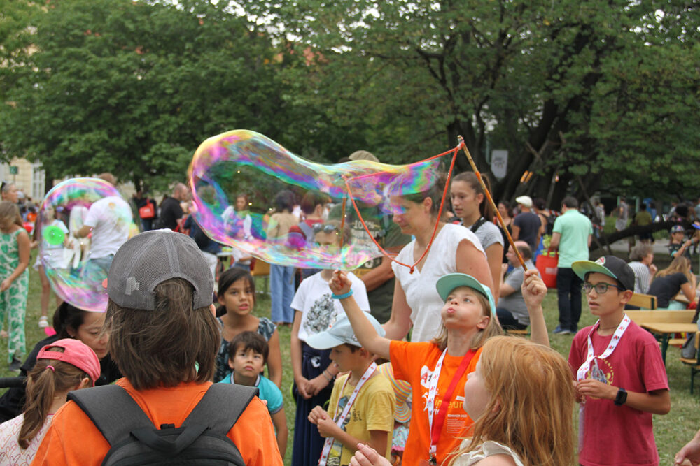 Eine der beliebtesten Aktionsstationen: Riesen-Seifenblasen