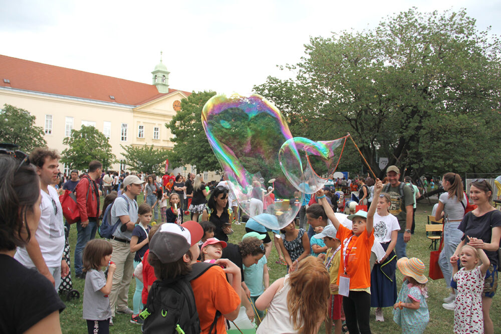 Eine der beliebtesten Aktionsstationen: Riesen-Seifenblasen