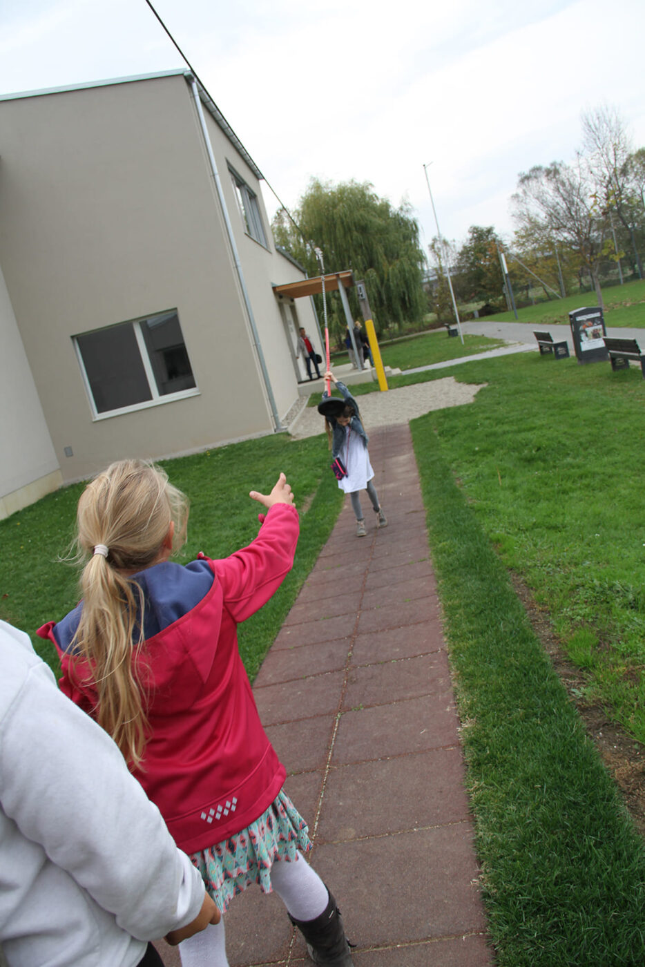 Auch eine beleibte Bewegungsstation vor der Schule - die Seilbahn