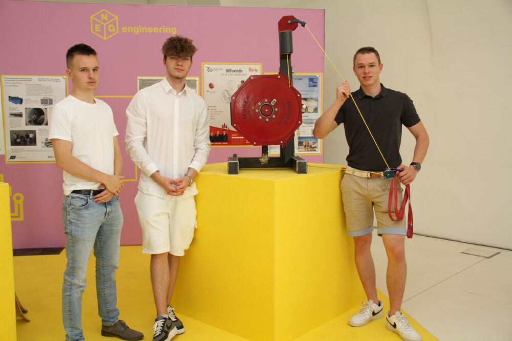 Tobias Sacher, Thomas Huber und Nico Hainz mit der von ihnen erfundenen und gebauten Universal-Hilfswinde