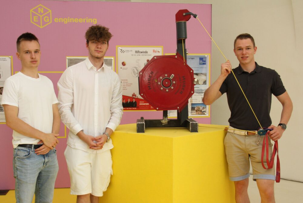 Tobias Sacher, Thomas Huber und Nico Hainz mit der von ihnen erfundenen und gebauten Universal-Hilfswinde