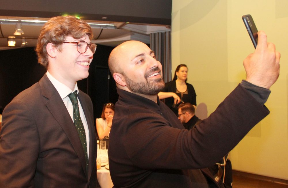 Ali Mahlodji beim Selfie mit Severin Rath