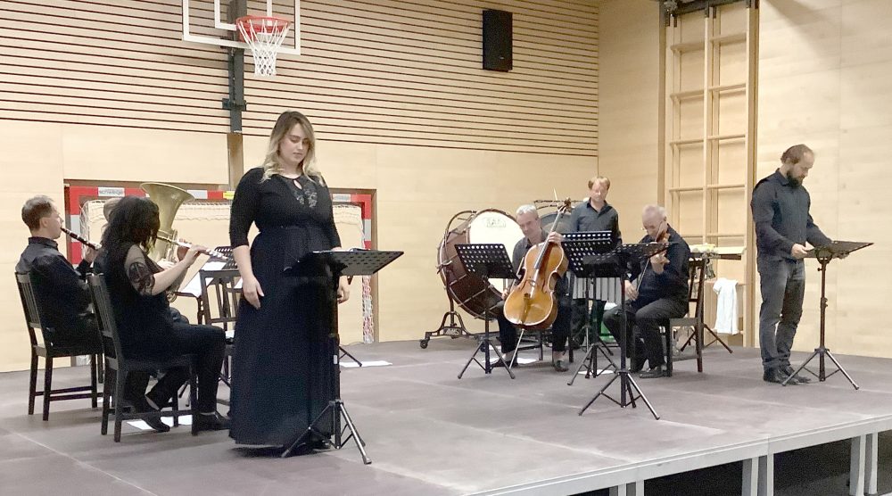 Selma Aljović bei der Aufführung des ARBOS-Ensembles in Hüttschlag (Salzburg)