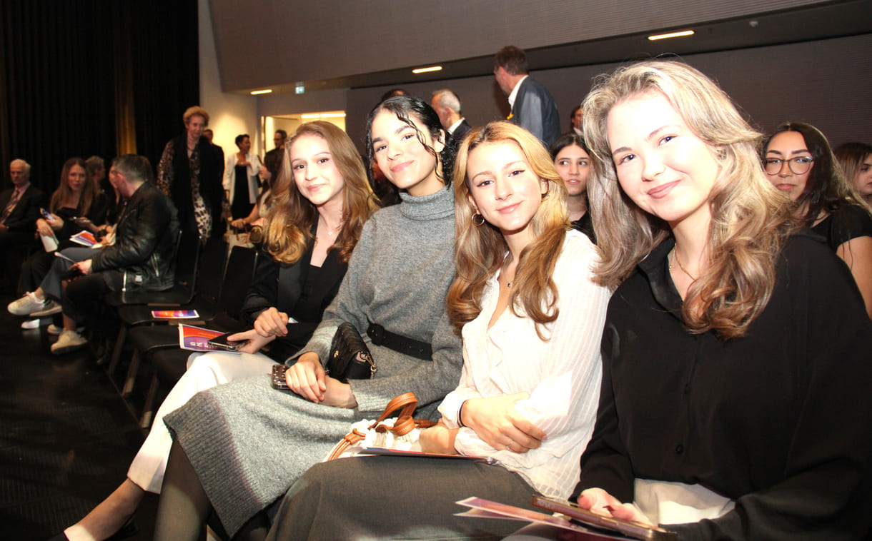 Lina Qehaja, Simav Abbas, Nilram Taheri und Ariadna Moldoveanu – mit der nicht anwesenden Michelle Izchak – vom Projekt SheShield aus der VBS Augarten