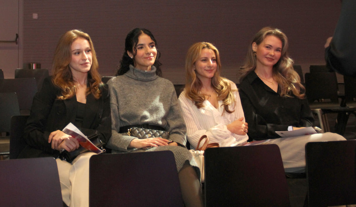 Lina Qehaja, Simav Abbas, Nilram Taheri und Ariadna Moldoveanu – mit der nicht anwesenden Michelle Izchak – vom Projekt SheShield aus der VBS Augarten