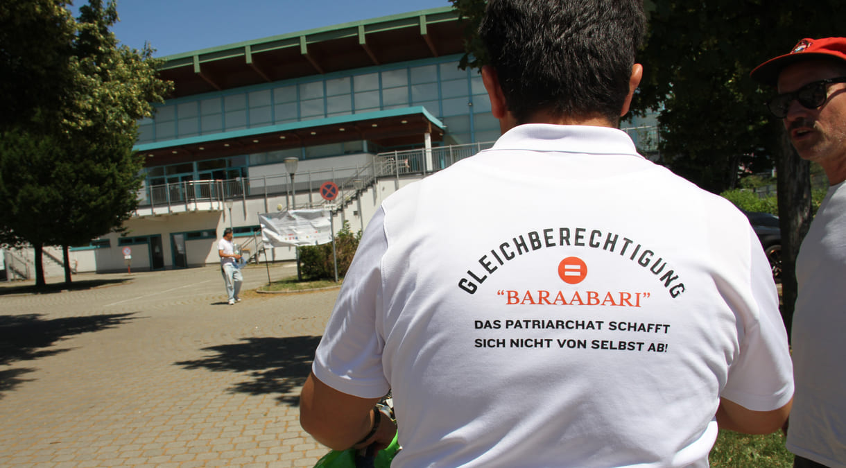 Gleichberechtigung - das Patriarchat schafft sich nicht von selbst ab! und dazu das Dari-Wort Baraabari steht auf diesem T-Shirt