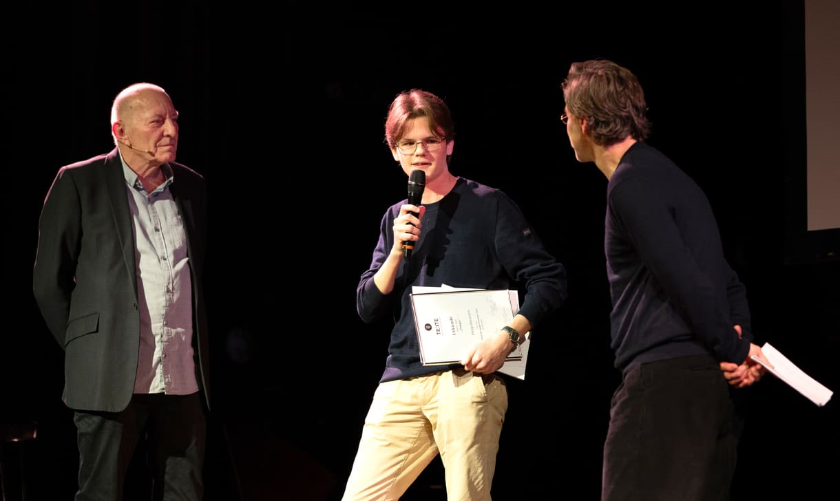 Texte.wien-Sieger 2025: Philip Pecoraro mit Christoph Brandle, dem Initiator und Leiter dieses Jugendliteraturbewerbs und Markus Meyer, Burgschauspieler und Obmann des Vereins Literarische Bühnen Wien