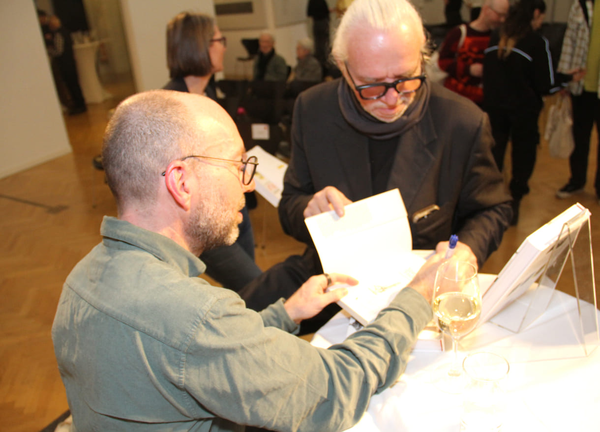 Autor und Illustrator Jordan Mechner signierte viele Bücher der Besucher:innen