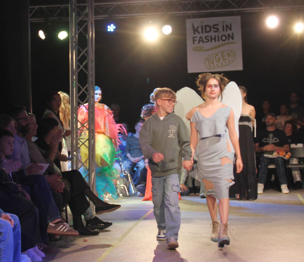 Desgner:innen, die bei der Show anwesend waren mit "ihren" Models auf dem Laufsteg