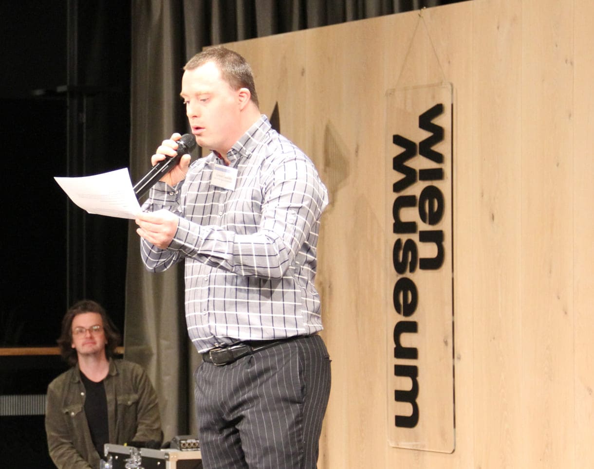 Simon Couvreur kündigte die erste Tanz-performance an