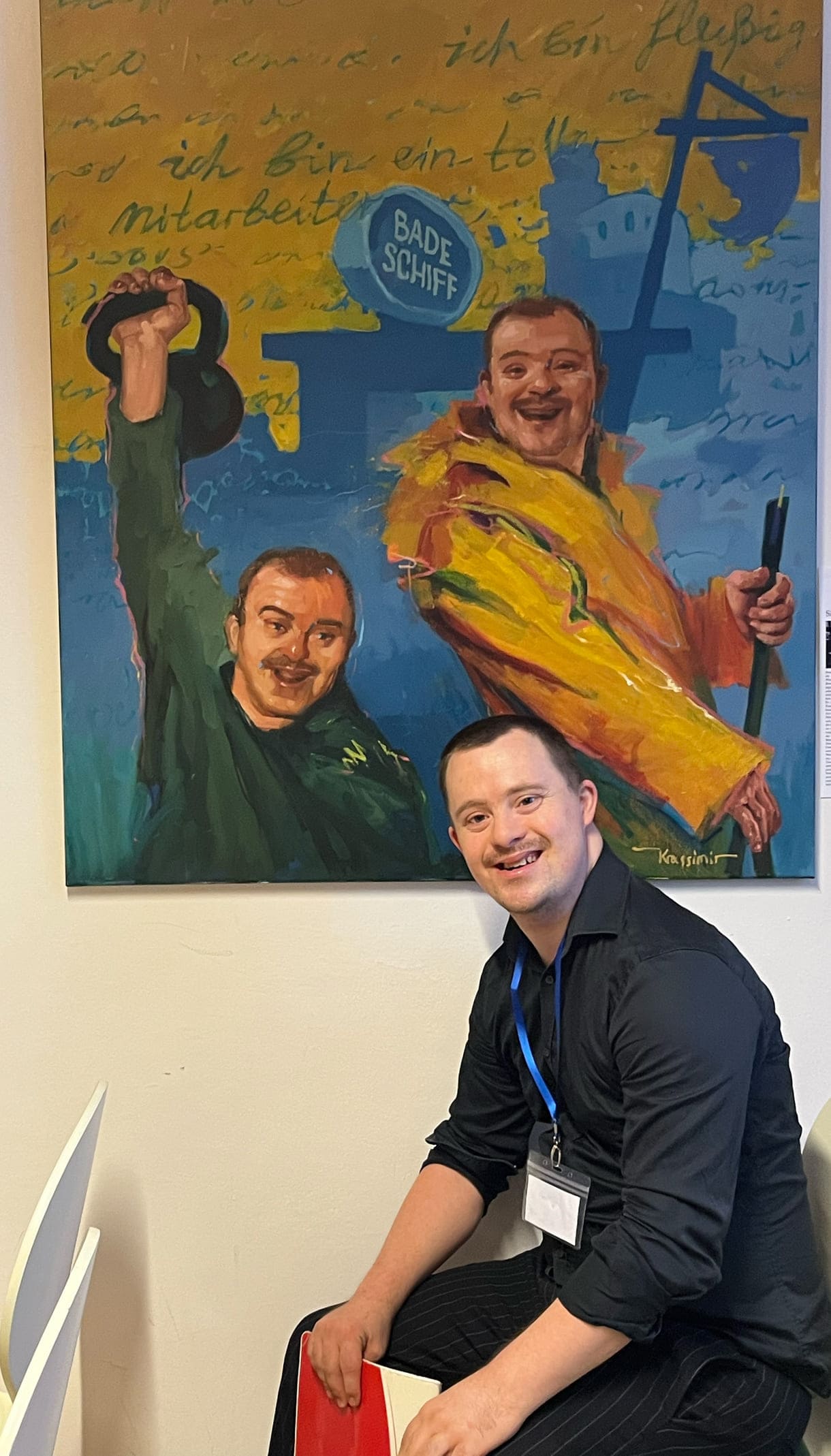 Simon Couvreur posiert vor dem Ölbild, das ihn zeigt, und von Krassimir Kolev gemalt wurde