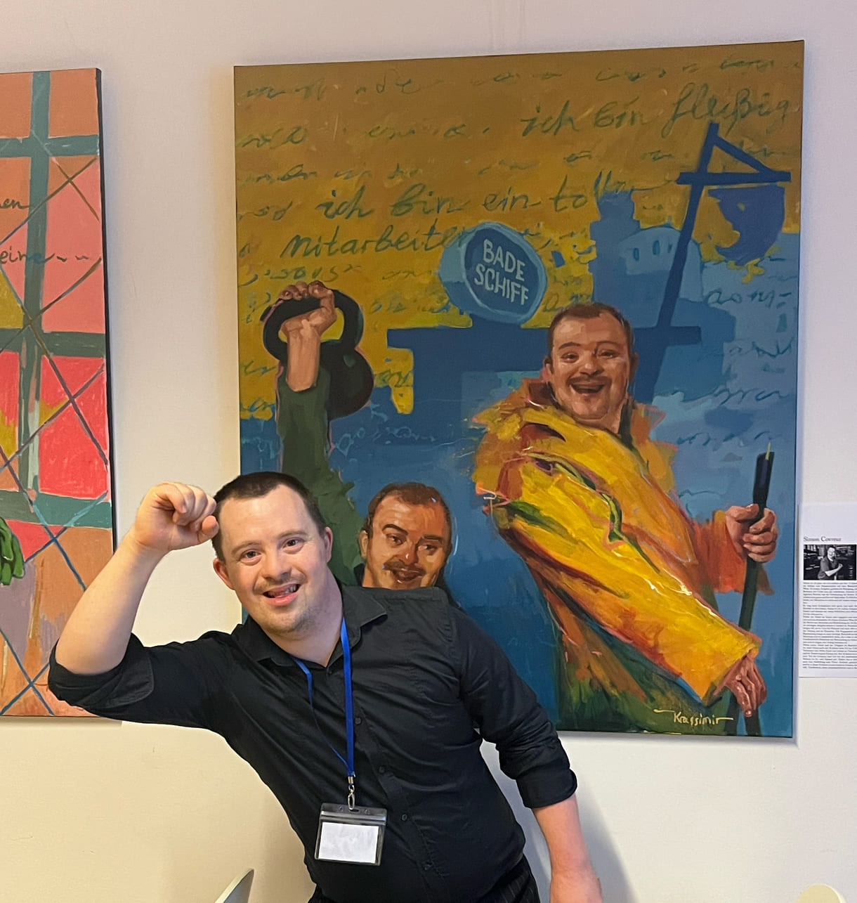 Simon Couvreur posiert vor dem Ölbild, das ihn zeigt, und von Krassimir Kolev gemalt wurde