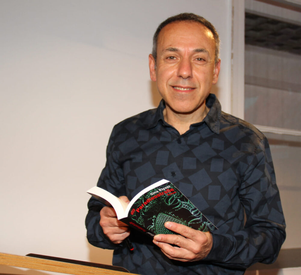 Sina Kiyani mit einem Exemplar seines Romans 