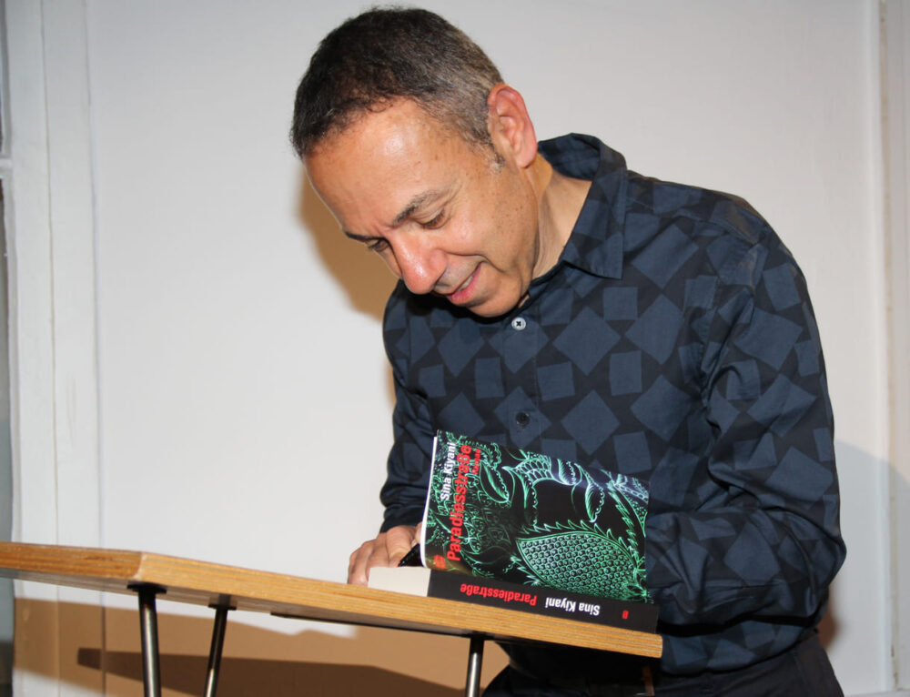 Sina Kiyani signiert Exemplare seines Romans 
