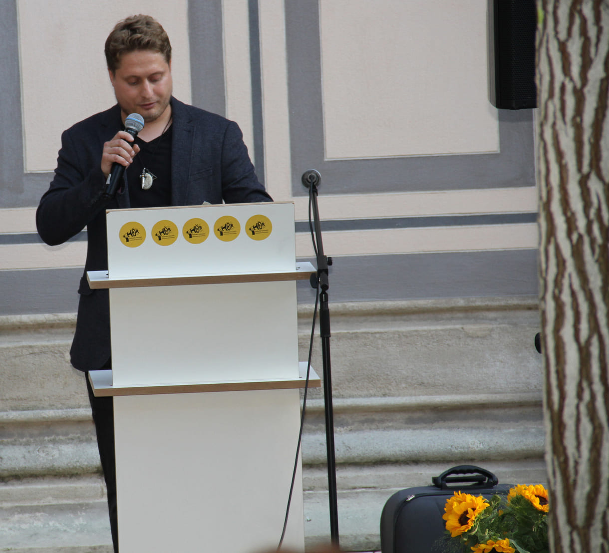 Robert „Tschirklo“ Weinrich vom Sinti-Verein „Newo-Ziro“ (Neue Zeit) am Wort