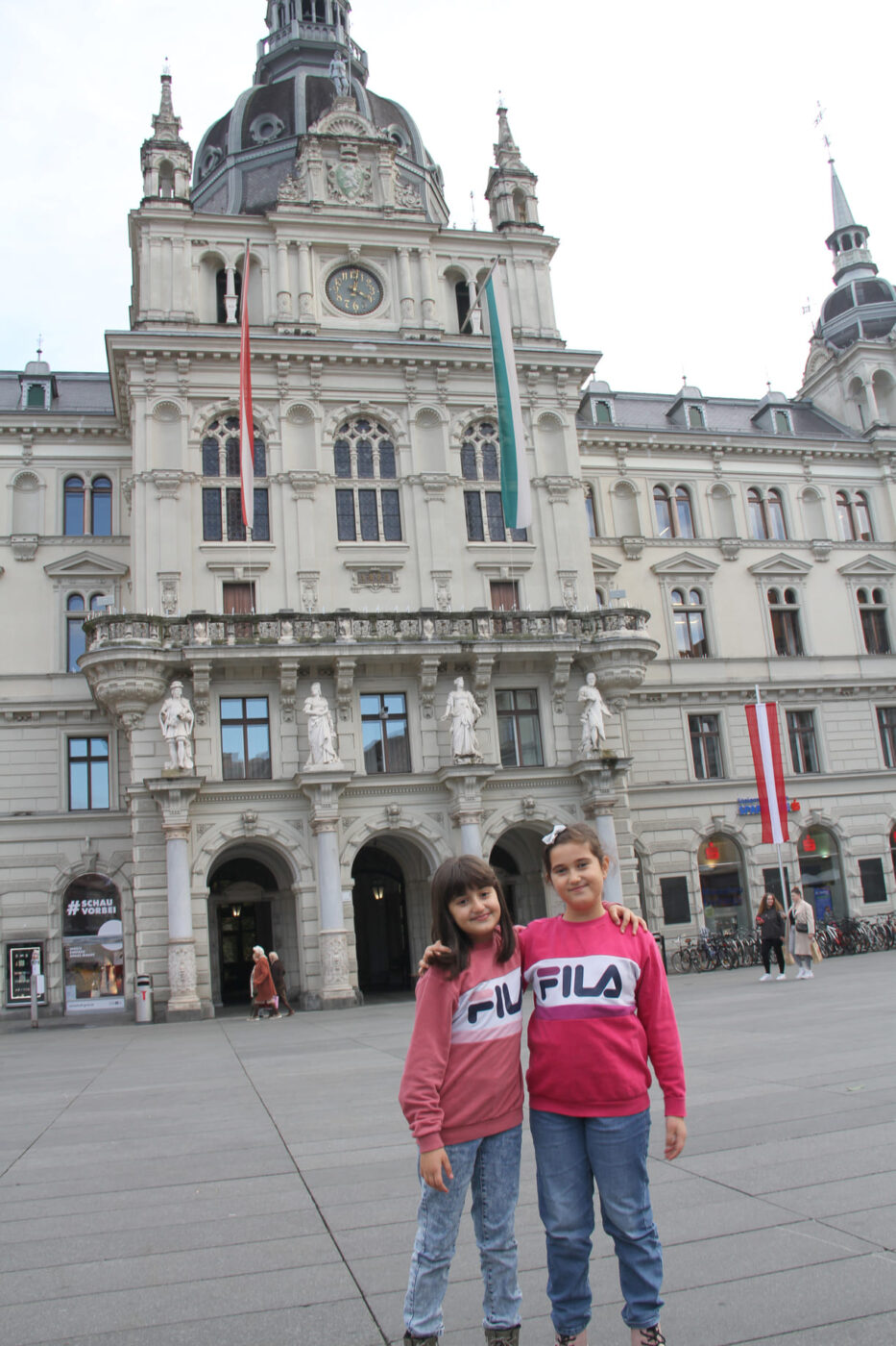 KinderParlaments-Schwestern vor dem Rathaus
