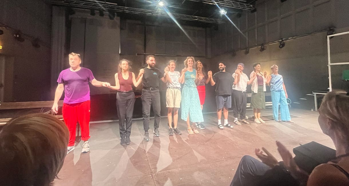 Verbeugung des Ensembles von "Utopie im Erdgeschoß" zum heftigen Applaus