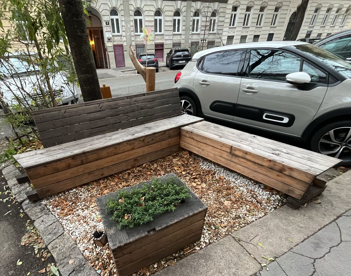 Die gebaute Sitzbank vor dem Lokal des 