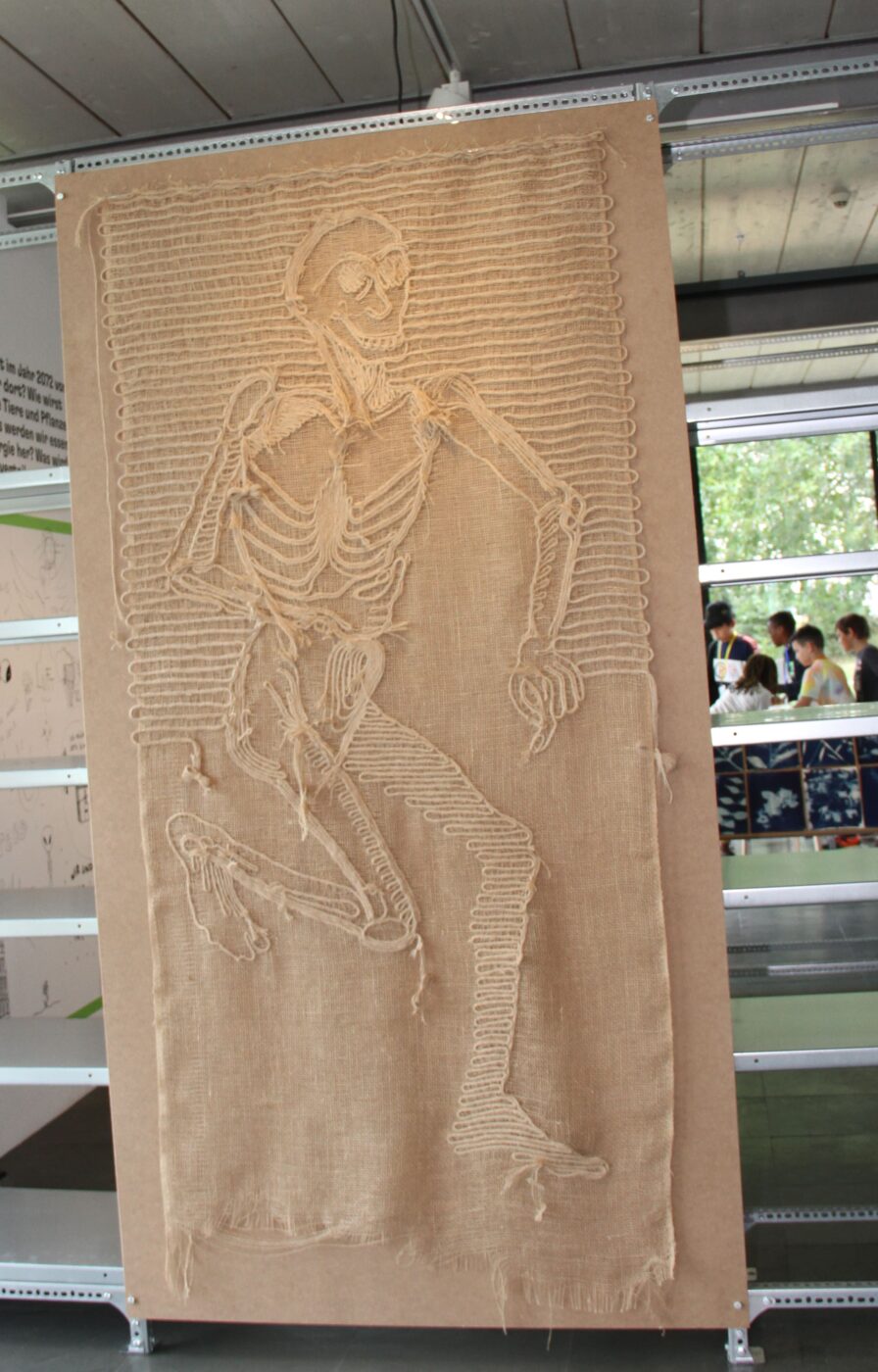 Mit Jutefäden gestaltete Birke Gorm dieses Skelett-Bild