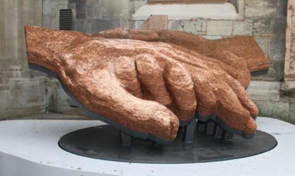 Die Hände-Skulptur" aus rund eienr Million 1-Cent-Münzen