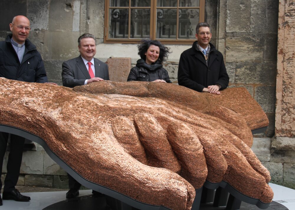 Dompfarrer, Bürgermeister, Künstlerin, Bezirksvorsteher hinter der Hände-Skulptur