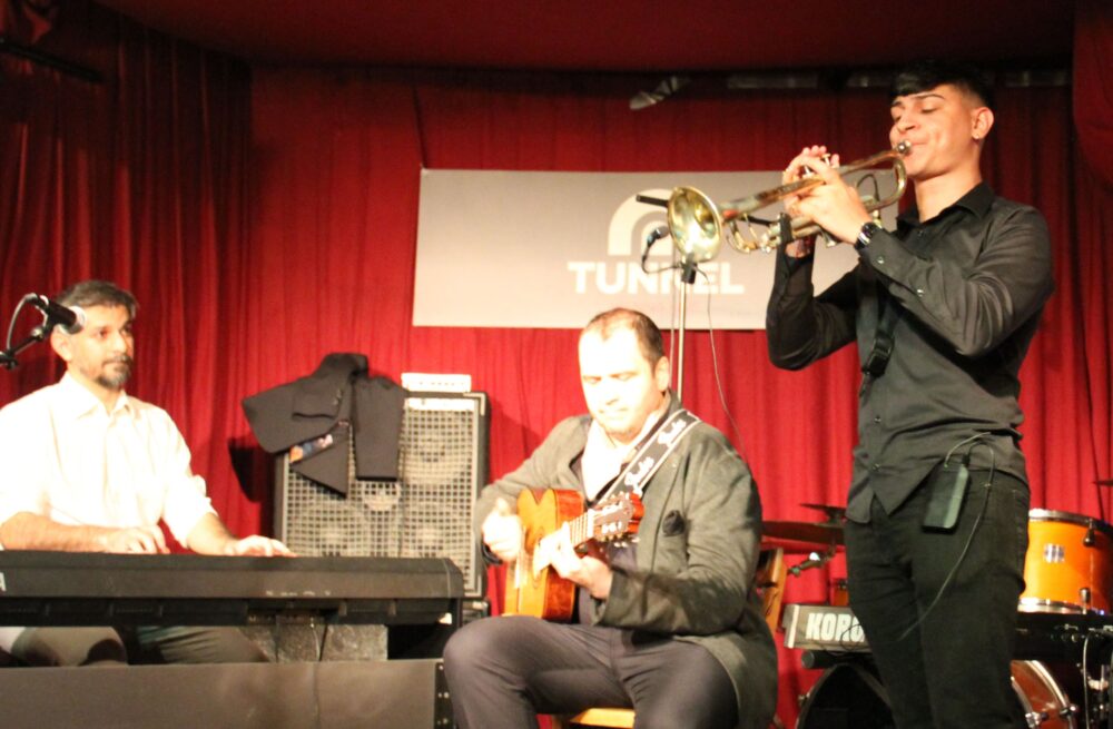 Slagean Jurj wechslet beim Spiel in einem Trio vier Instrumente