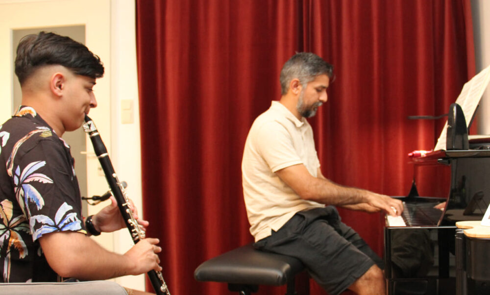 In der Academy: Slagean spielt Klarinette, Lehrer Adrian begleitet ihn am Klavier