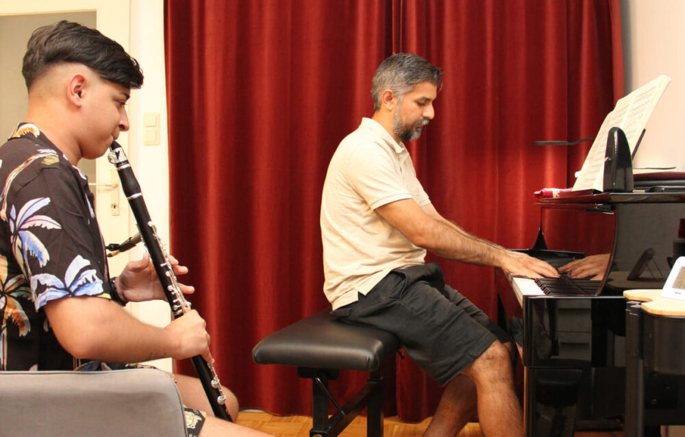 In der Academy: Slagean spielt Klarinette, Lehrer Adrian begleitet ihn am Klavier
