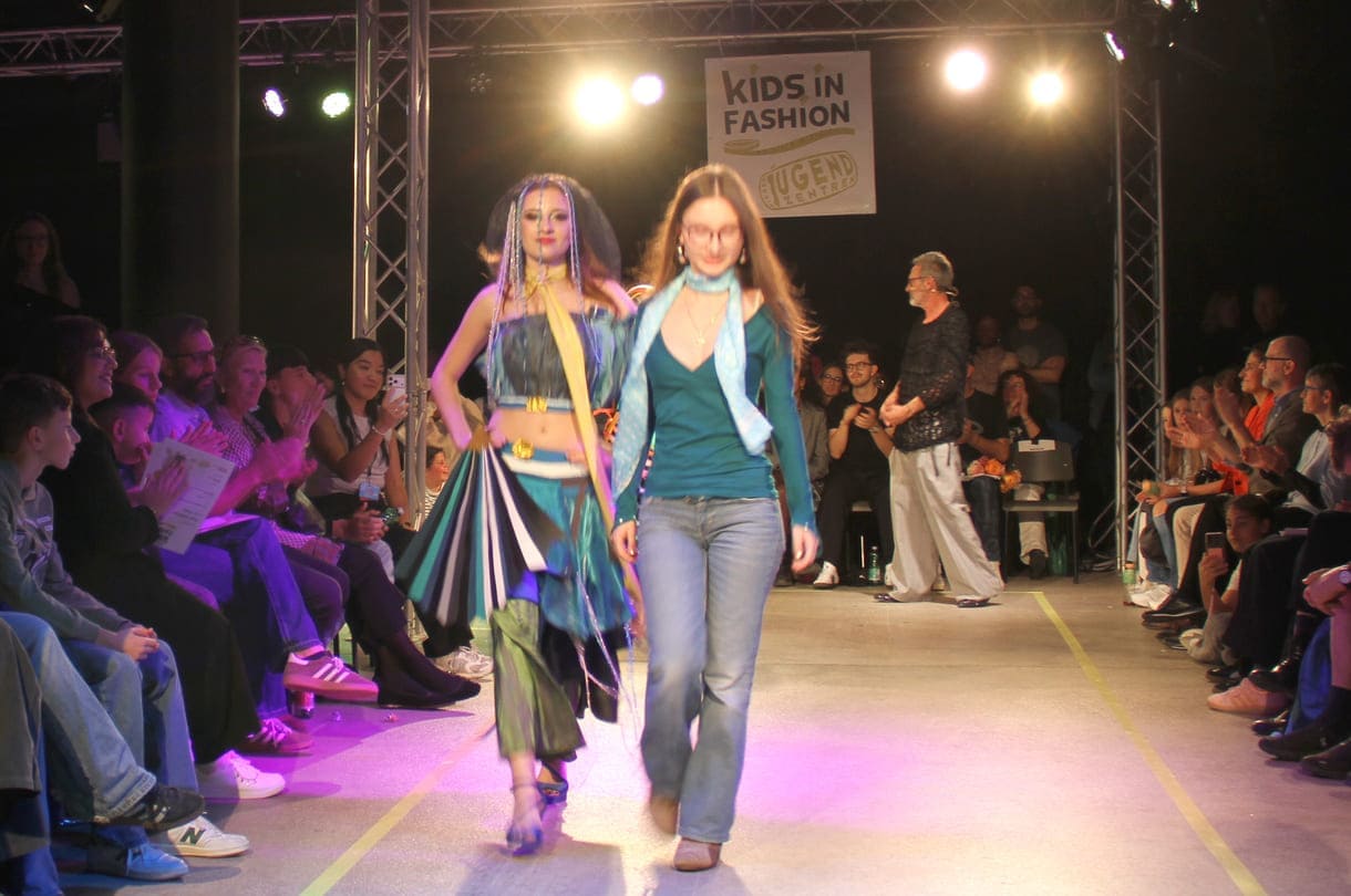 Desgner:innen, die bei der Show anwesend waren mit "ihren" Models auf dem Laufsteg