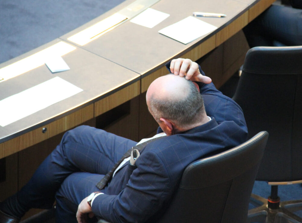 Blick auf Sitzreiehn im Plenarsaal des Nationalrates