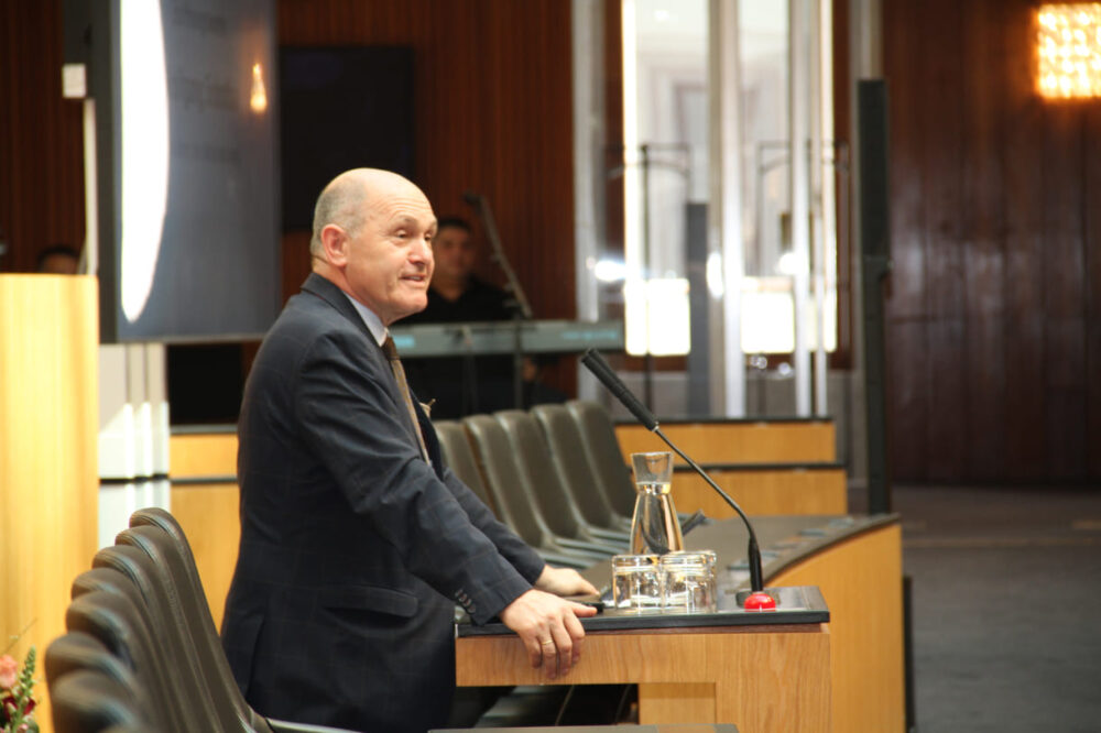 Nationalratspräsident Wolfgang Sobotka am Redepult des Plenarsaals